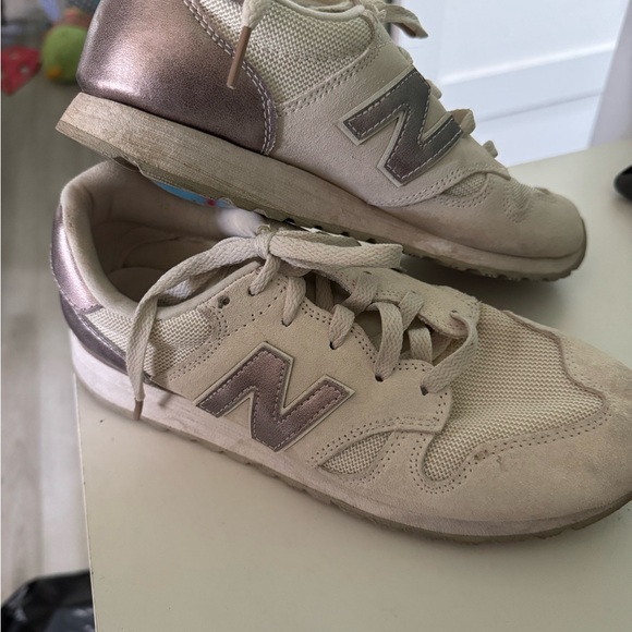 New Balance 520 Neutral Beige Classic Cream Rose gold metallic Sneakers - Picture 3 of 4